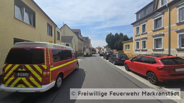 Dachstuhlbrand; Rauchentwicklung aus Solaranlage auf Dach.