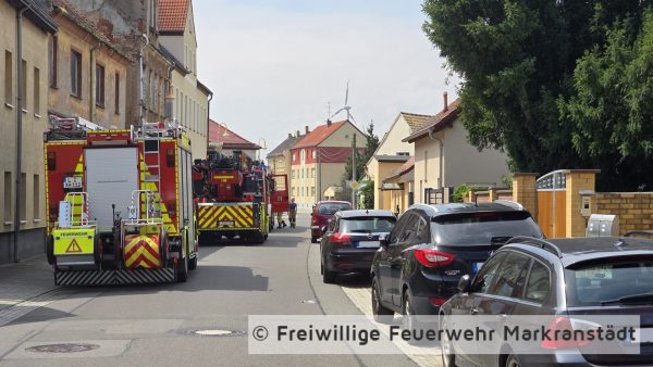 Dachstuhlbrand; Rauchentwicklung aus Solaranlage auf Dach.