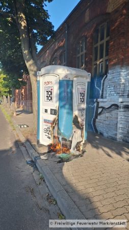 Brand Kleinobjekt; Brand eines Toiletten-Häuschen.