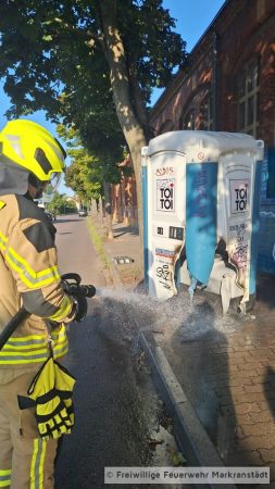 Brand Kleinobjekt; Brand eines Toiletten-Häuschen.