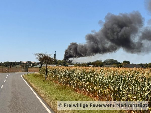FEUER/RAUCHENTWICKLUNG: Industrieanlage Lagerhalle (unklare Größe); brennt Strohlager.