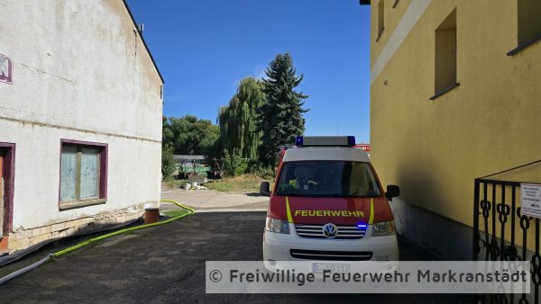 FEUER/RAUCHENTWICKLUNG: Industrieanlage Lagerhalle (unklare Größe); brennt Strohlager.