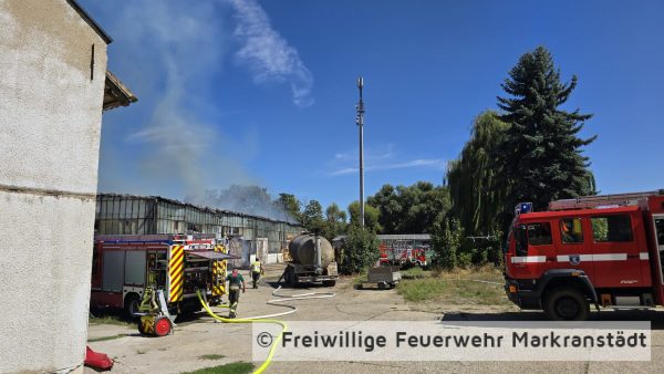 FEUER/RAUCHENTWICKLUNG: Industrieanlage Lagerhalle (unklare Größe); brennt Strohlager.