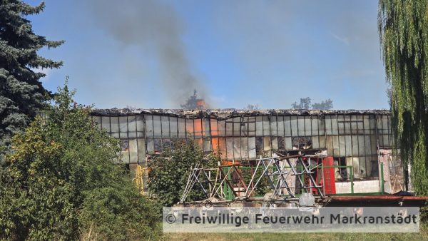 FEUER/RAUCHENTWICKLUNG: Industrieanlage Lagerhalle (unklare Größe); brennt Strohlager.