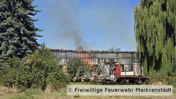 FEUER/RAUCHENTWICKLUNG: Industrieanlage Lagerhalle (unklare Größe); brennt Strohlager.