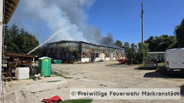 FEUER/RAUCHENTWICKLUNG: Industrieanlage Lagerhalle (unklare Größe); brennt Strohlager.