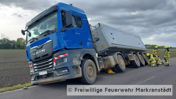 VU FW (nur THL): Absicherung Fahrzeug LKW auf Straße außerorts; LKW am Hang droht zu kippen.