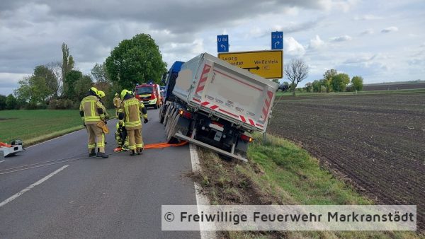 VU FW (nur THL): Absicherung Fahrzeug LKW auf Straße außerorts; LKW am Hang droht zu kippen.