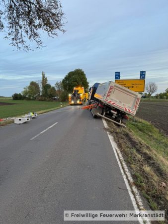 VU FW (nur THL): Absicherung Fahrzeug LKW auf Straße außerorts; LKW am Hang droht zu kippen.