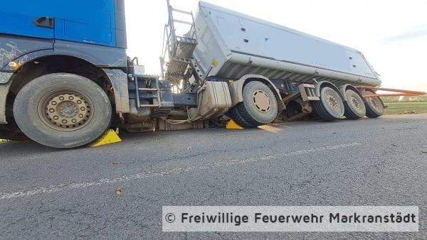 VU FW (nur THL): Absicherung Fahrzeug LKW auf Straße außerorts; LKW am Hang droht zu kippen.