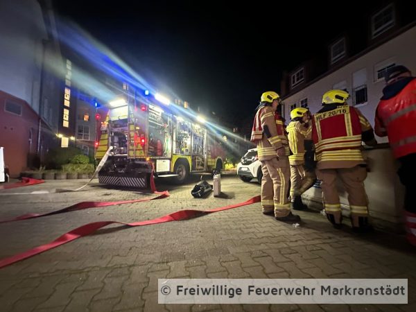 Brand Büro/Bank-Gebäude; Rauchentwicklung aus Tiefgarage.