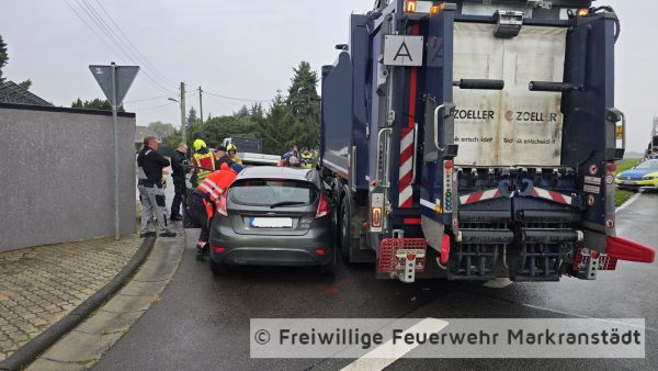 VU LKW/PKW - eine Person in PKW eingeschlossen nicht eingeklemmt