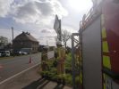Straßenschild droht abzustürzen