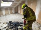 Dachstuhl; Rauch aus Hausruine keine Personen in Gefahr.