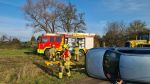 PKW unter Radlader, mehrere Pers. eingeklemmt