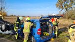 PKW unter Radlader, mehrere Pers. eingeklemmt
