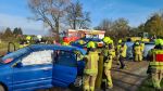 PKW unter Radlader, mehrere Pers. eingeklemmt