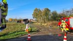 PKW unter Radlader, mehrere Pers. eingeklemmt
