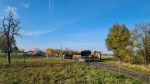 PKW unter Radlader, mehrere Pers. eingeklemmt