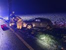 VU PKW - Fahrzeugbrand; PKW gegen Baum, 2x verletzt