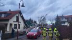 Baugerüst auf Fußweg und Auto gefallen.