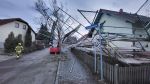 Baugerüst auf Fußweg und Auto gefallen.
