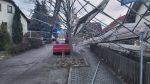 Baugerüst auf Fußweg und Auto gefallen.