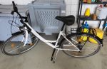 Sicherungsarbeiten: Fahrrad auf Bushaltestelle