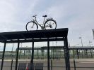 Sicherungsarbeiten: Fahrrad auf Bushaltestelle